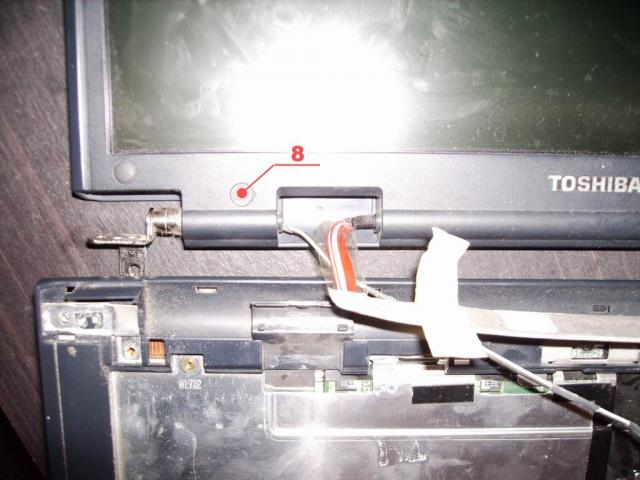 Toshiba Satellite 1135 - разборка ноутбука: заглушки на мониторе