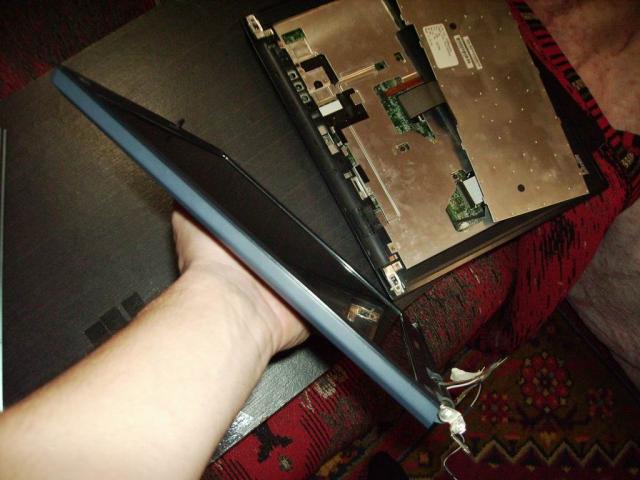 Toshiba Satellite 1135 - разборка ноутбука: снятый монитор ноутбука - тонкий и красивый
